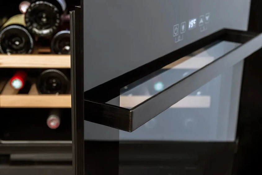 Винный шкаф LA SOMMELIERE LSBI28B