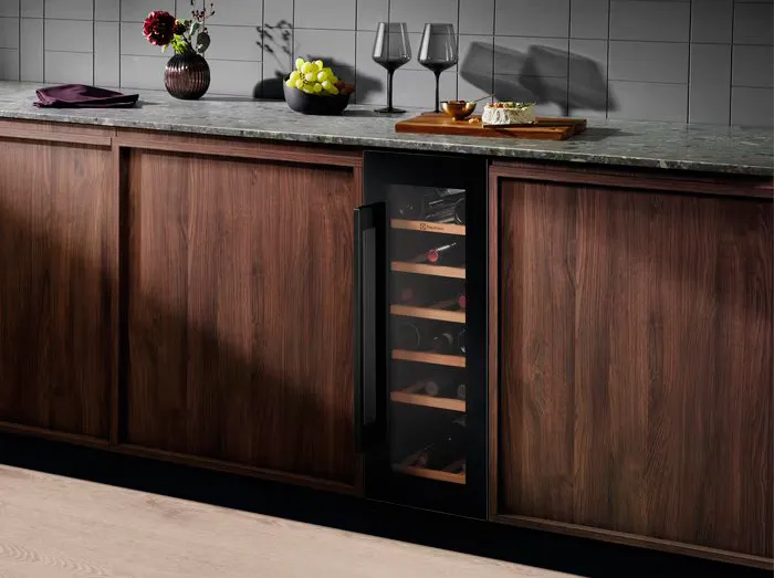 Винный шкаф ELECTROLUX EWS4020B5B