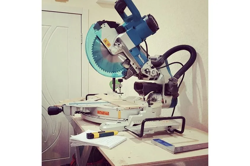 Пила торцовочная Makita LS1019L