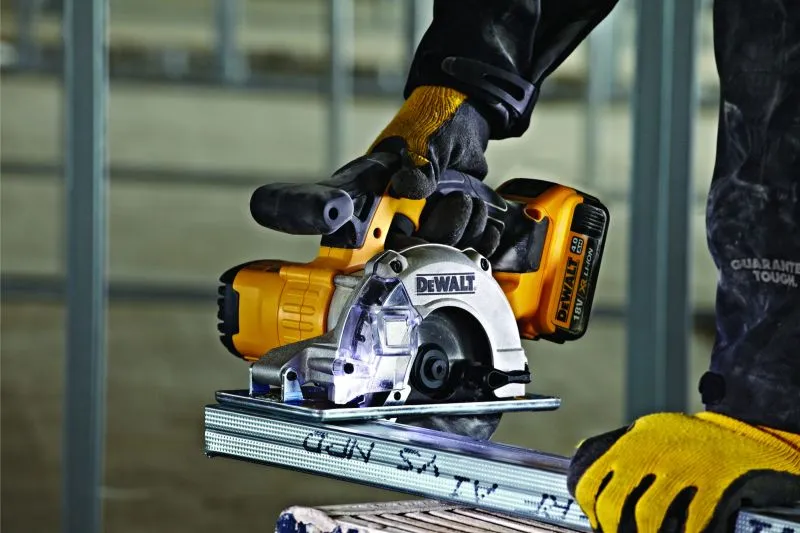 Пила дисковая DEWALT DCS373N (без АКБ и З/У)